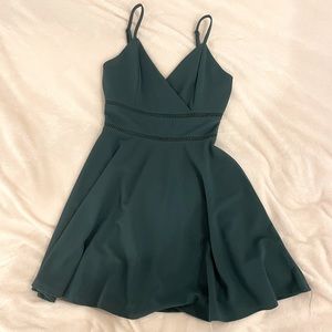 Francesca’s Mi Ami emerald green v-neck mini dress women’s small, lightly worn